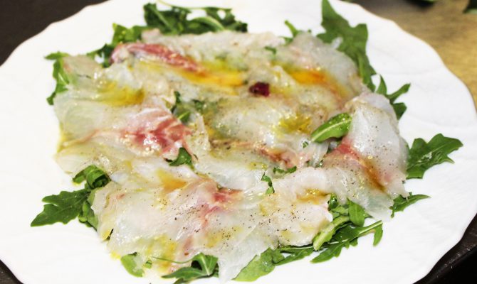 Dal menù di mare un antipasto fresco e gustoso: il carpaccio di spigola